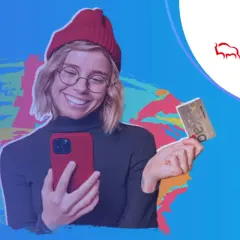 Uśmiechnięta młoda kobieta z telefonem i kartą Banku Pekao. Jej konto przekorzystne pekao to klucz do finansowej swobody.
