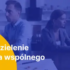 Rozdzielenie wspólnego konta dla par. Smutna para przy stole, na którym leżą obrączki i dokumenty.