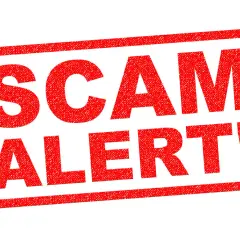 Czerwony stempel z napisem "SCAM ALERT!". Uważaj, tu Europa oszuści czyhają na Twoje pieniądze.