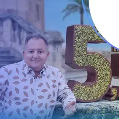 Mężczyzna obok czekoladowych cyfr 5,5% i logo Crédit Agricole. Odkryj lokata bez konta!