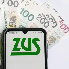 Telefon z logo ZUS na tle polskich banknotów. Czyżby zapowiedź drugiej waloryzacji jesienią?