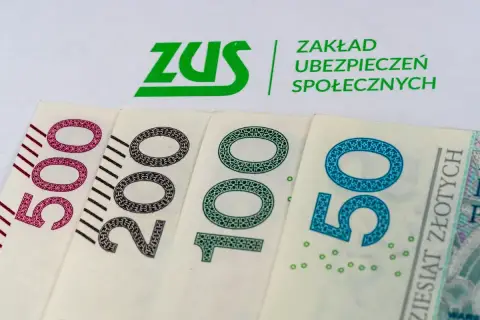 ZUS i polskie banknoty: 500, 200, 100 i 50 zł. Dobrze uposażony budżet na przyszłość.