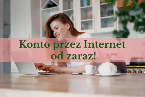 Uśmiechnięta kobieta pracuje na laptopie, a nad nią napis: "Konto bankowe przez internet od zaraz!".