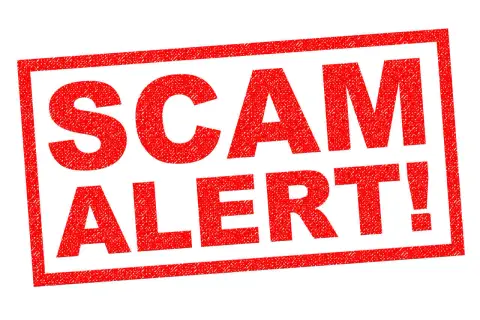 Czerwony stempel z napisem "SCAM ALERT!". Uważaj, tu Europa oszuści czyhają na Twoje pieniądze.