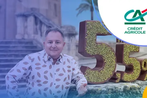 Mężczyzna obok czekoladowych cyfr 5,5% i logo Crédit Agricole. Odkryj lokata bez konta!