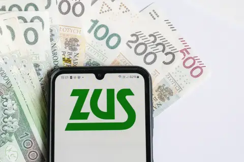Telefon z logo ZUS na tle polskich banknotów. Czyżby zapowiedź drugiej waloryzacji jesienią?