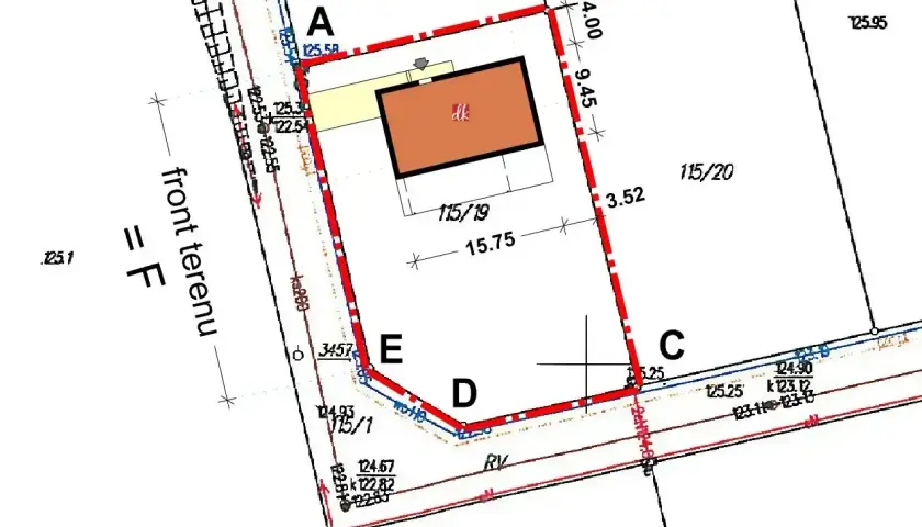 Plan działki z zaznaczonym budynkiem i jego obrysem. Widać wymiary i oznaczenia, w tym "powierzchnia zabudowy".