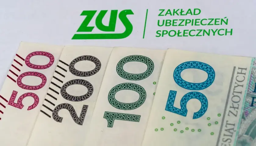 ZUS i polskie banknoty: 500, 200, 100 i 50 zł. Dobrze uposażony budżet na przyszłość.