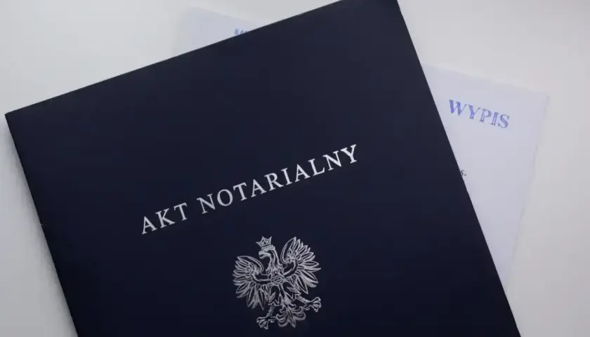 Akt notarialny z godłem Polski. Dokumenty gotowe do podpisania, czekają na ustalenie taksy notarialnej.