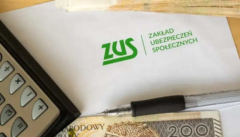 Kalkulator, długopis, pieniądze i koperta z logo ZUS. Czas sprawdzić stan swojego subkonta.