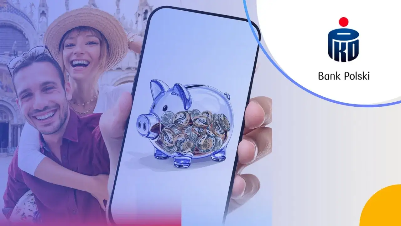 Szczęśliwa para robi selfie, na ekranie telefonu widoczna jest skarbonka pełna monet. To wizualizacja rachunku oszczędnościowego plus.