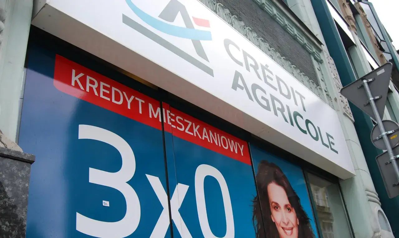 Szyld Credit Agricole z hasłem