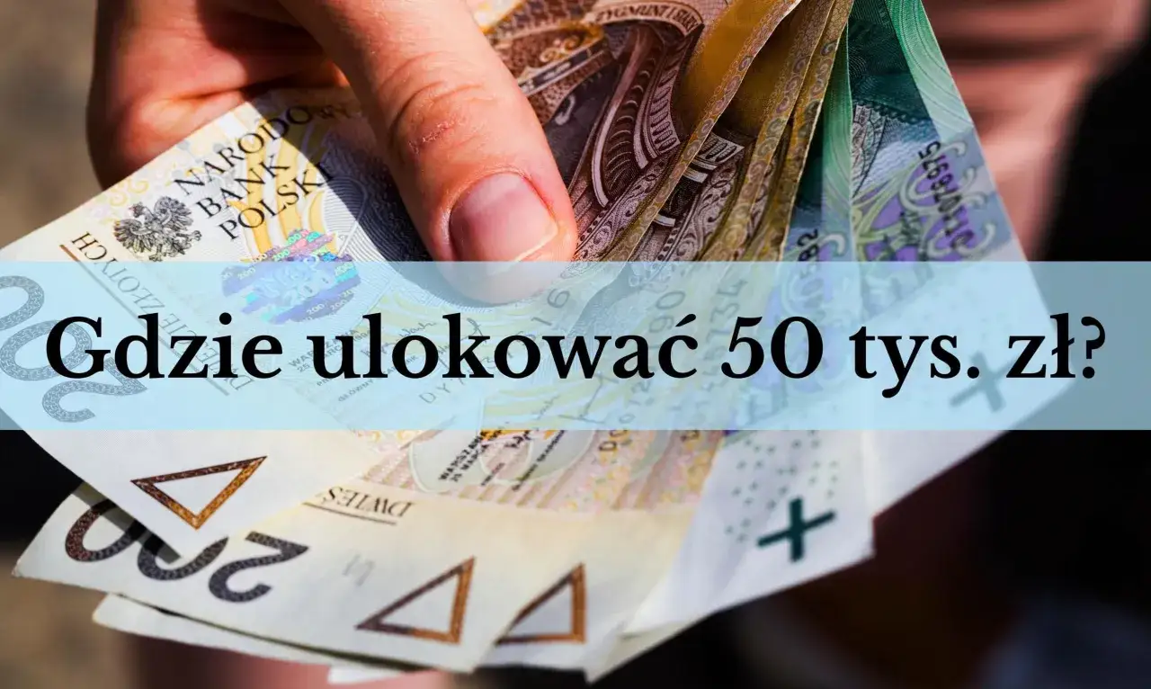 Dłoń trzyma polskie banknoty. Zastanawiasz się, gdzie ulokować 50 tys. zł? Może credit agricole lokata powitalna?