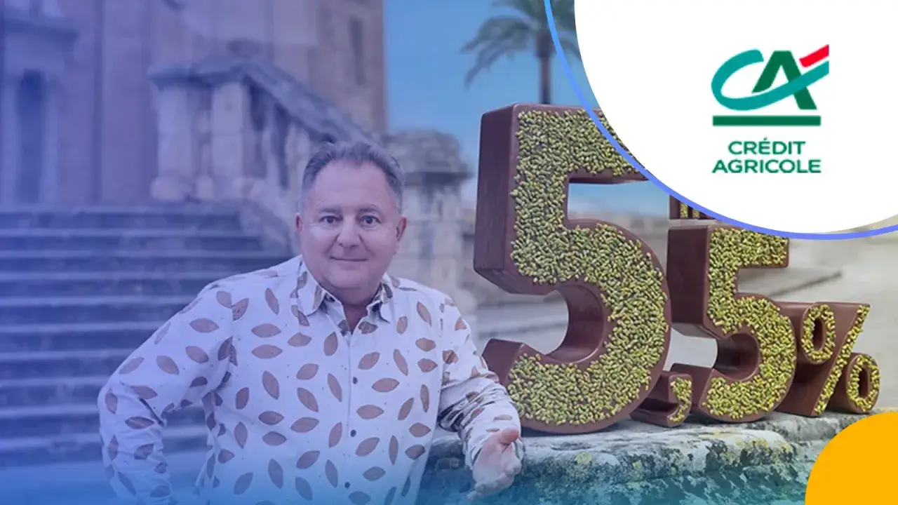 Mężczyzna obok czekoladowych cyfr 5,5% i logo Crédit Agricole. Skorzystaj z oferty lokata powitalna.