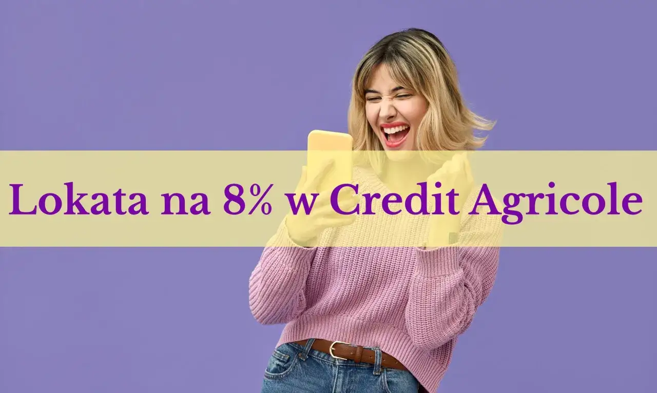 Szczęśliwa kobieta trzyma telefon, ciesząc się z oferty lokata bez konta 8% w Credit Agricole.